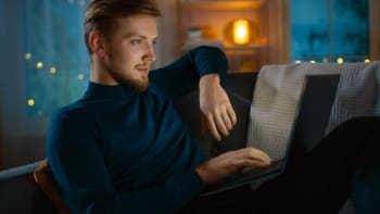 giovane lavora su un computer portatile giovane lavora su un computer portatile