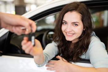 giovane ragazza prende le chiavi dell'auto