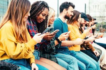 Giovani al cellulare