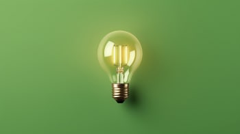 lampadina luce su sfondo verde