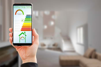 mano mostra cellulare con classi energetiche