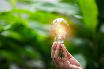 mano tiene lampadina accesa mano tiene lampadina accesa