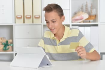 minorenne usa la carta di credito sul tablet