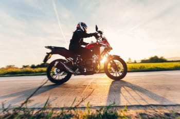 moto su asfalto al tramonto