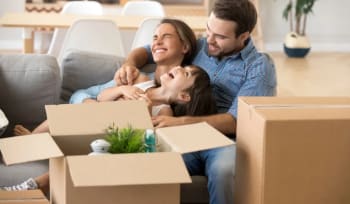 famiglia sorride nella casa nuova