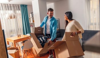 coppia intenta nel traslocare coppia intenta nel traslocare