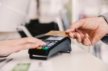 Persona che paga con pos