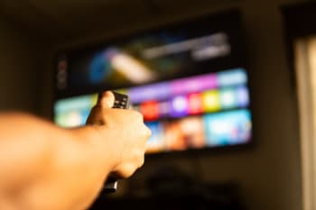 Persona che sceglie film su piattaforma paytv
