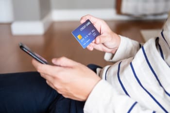 persona con smartphone e carta di credito nelle mani persona con smartphone e carta di credito nelle mani
