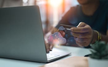persona fa acquisti online con pc e carta di credito