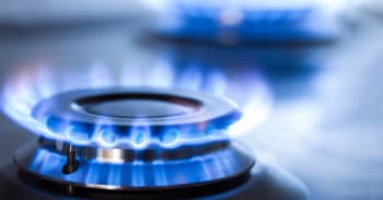 Primo piano fornello gas acceso