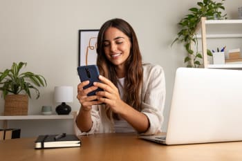 Ragazza al cellulare