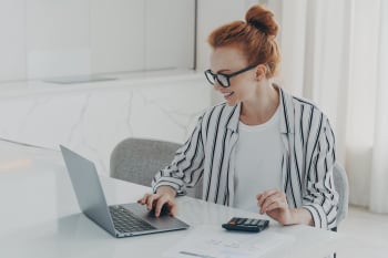 Ragazza al pc che calcola tassi