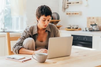 Ragazza cerca offerte a pc