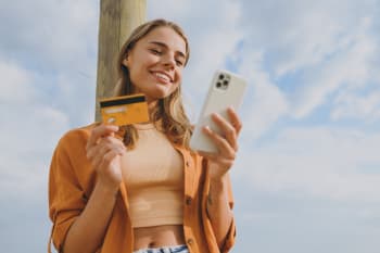 ragazza con carta ragazza con carta