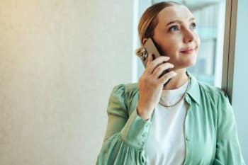 ragazza parla al cellulare