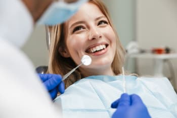 ragazza seduta dal dentista ragazza seduta dal dentista