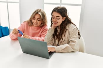 Ragazze giovani che usano carta di credito