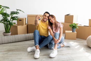 Ragazzi che hanno acquistato una casa nuova e si stanno trasferendo