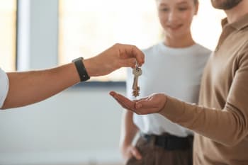 Ragazzi che ritirano chiavi di casa