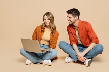 Ragazzi controllano offerte su computer