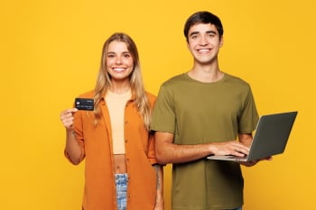 Ragazzi con carta di credito che aprono conto online