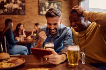 Ragazzi seguono partita al cellulare Ragazzi seguono partita al cellulare