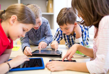ragazzini navigano su internet da tablet