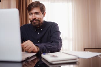 Ragazzo al computer Ragazzo al computer
