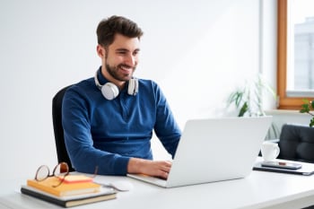 ragazzo al computer