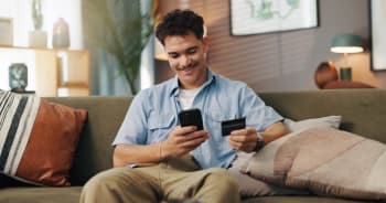 Ragazzo carta di credito in mano