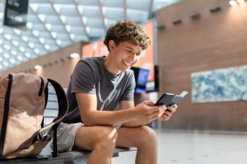 ragazzo in aeroporto al
