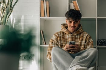 Ragazzo scrive al cellulare Ragazzo scrive al cellulare