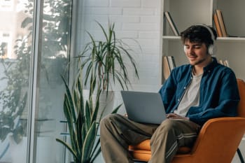 Ragazzo su poltrona che naviga in internet