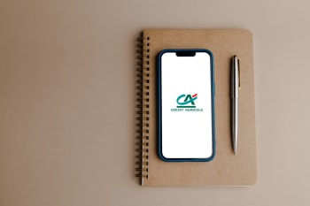 cellulare con logo credit agricole
