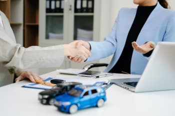 stretta di mano dopo firma contratto noleggio