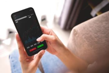 Persona fa trading da smartphone
