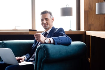 Uomo con carta di credito in mano Uomo con carta di credito in mano