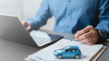 uomo con pc e modellino di auto uomo con pc e modellino di auto