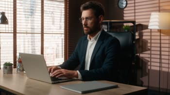 Uomo concentrato a pc