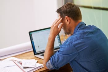 Uomo preoccupato al pc