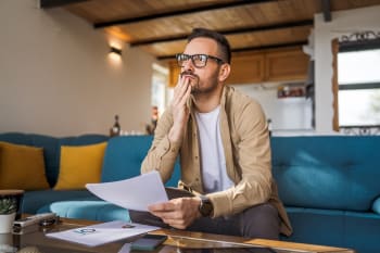 Uomo si domanda come disdire l'assicurazione