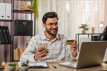 Uomo sorridente con carta in mano