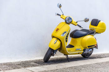 vespa parcheggiata in strada