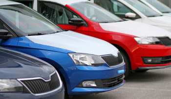 auto parcheggiate in fila auto parcheggiate in fila