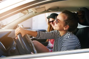 Ragazza alla guida Ragazza alla guida