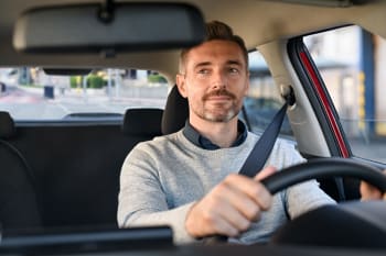 uomo alla guida dell auto