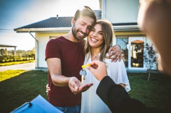 ragazzi sorridenti in giardino ricevono chiavi