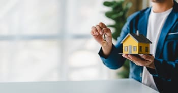 uomo con modellino casa uomo con modellino casa