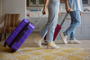 coppia con le valigie